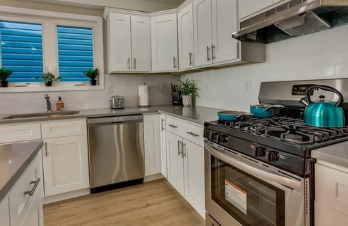 Ampere House | Spacious 6 Bedroom Home with NYC Access & Parking