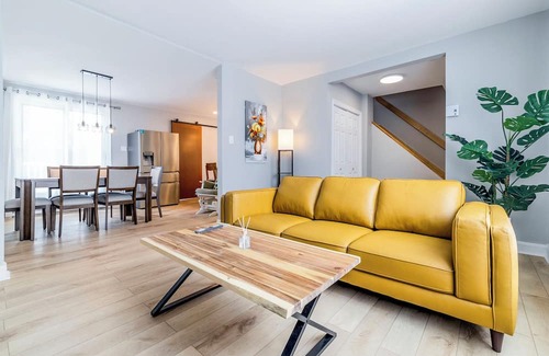 Greenfield Park House | Comfy/New 3 BDR house near DT,Hospital,2 parking