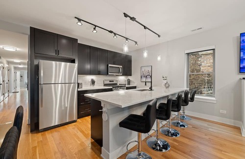 Heart of Chicago Apartment | Cozy Chicago 3BD 2Bath Retreat with Balcony