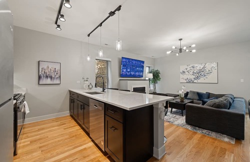 Heart of Chicago Apartment | Cozy Chicago 3BD 2Bath Retreat with Balcony