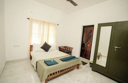 Alappuzha Villa | 4-bedroom villa in charming Alappuzha with AC, WiFi. Relax and unwind.