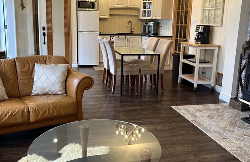 Cressy Apartment | Welcome to Sunset View – Your Lakeside Retreat in Prince Edward County