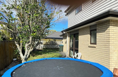 Hillsborough House | Room in Hillsborugh Auckland. Close to Motorway 10-15 minutes to CBD and airport