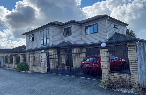 Hillsborough House | Room in Hillsborugh Auckland. Close to Motorway 10-15 minutes to CBD and airport