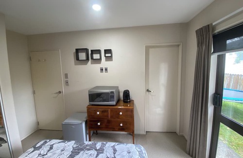 Hillsborough House | Room in Hillsborugh Auckland. Close to Motorway 10-15 minutes to CBD and airport