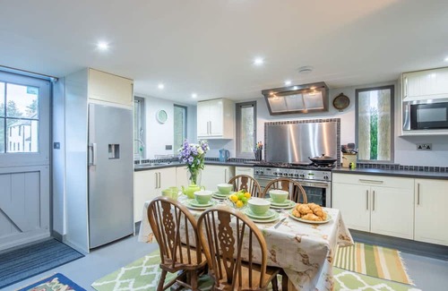 Invermoriston House | Stunning private villa for 6 guests with WIFI, TV and parking