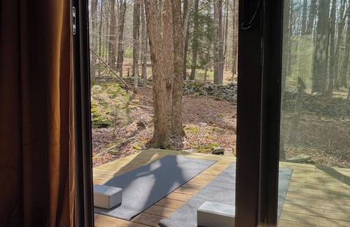 Sparrow Bush Cabin | Cozy cabin on 17 acres of nature, with workspace, yoga deck, bbq and fire pit