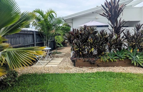 Kewarra Beach Apartment | Modern retreat in beautiful beach suburb of tropical Far North Qld. Dog-friendly