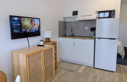 Kewarra Beach Apartment | Modern retreat in beautiful beach suburb of tropical Far North Qld. Dog-friendly