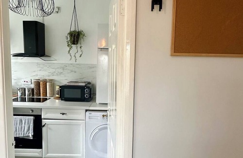 Clydebank Apartment | "Blue dreams" stay near Glasgow city