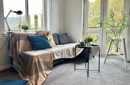 Clydebank Apartment | "Blue dreams" stay near Glasgow city