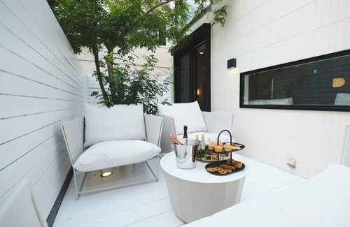 Shibuya Villa | Luxury inn near Shinjuku(196㎡) 2 min. walk from train station/4 min to Shinjuku