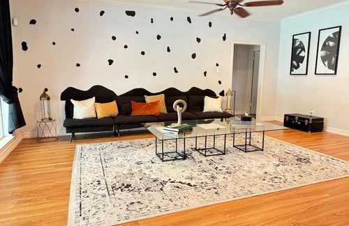 Sugar Land House | 4-bedroom house WiFi, AC. Pet and Family Friendly perfect for gatherings
