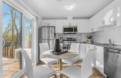Niagara Falls Apartment | NEW Stylish 2BR Suite | 7 Mins to Falls | Sleeps 6