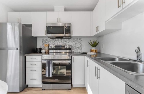 Niagara Falls Apartment | NEW Stylish 2BR Suite | 7 Mins to Falls | Sleeps 6