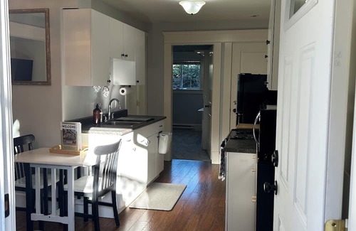 Victoria Villa | Bright Garden Suite in Colwood