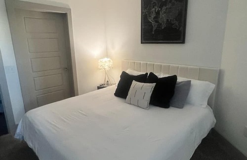 Washington Ave./ Memorial Park Apartment | Modern Apartment with WiFi, pool and fitness room in vibrant Houston