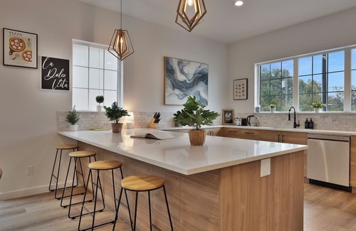 Dallas House | New Dallas Home | Free Parking, Fast WiFi & Pool Table! | Close to DT Dallas