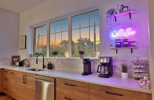 Dallas House | New Dallas Home | Free Parking, Fast WiFi & Pool Table! | Close to DT Dallas