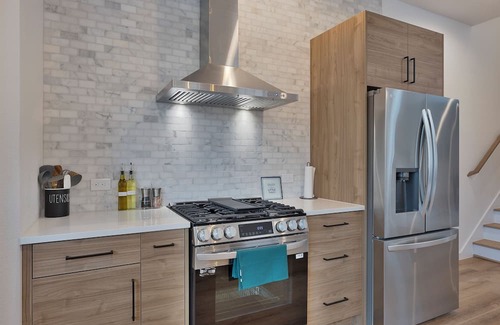 Dallas House | New Dallas Home | Free Parking, Fast WiFi & Pool Table! | Close to DT Dallas