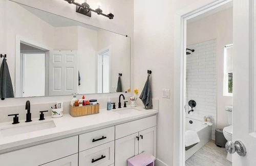 Palmdale House | 3-bedroom princess house in superb Palmdale with AC,. Enjoy your stay low rent