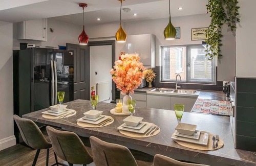 Stoke-on-Trent House | 5* Open Plan - Business, Leisure, Relocation, Convenient, Parking, Alton Towers