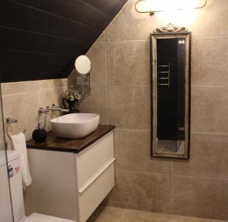 Robertson House | OLD Listing BED 1