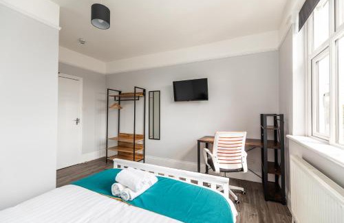 Bradley Stoke House | Dove Court Travel Lodge 4 - First Floor Ensuite