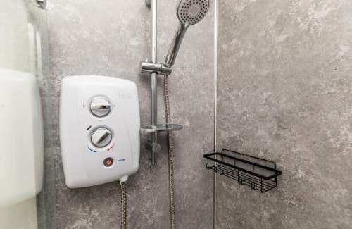 Bradley Stoke House | Dove Court Travel Lodge 4 - First Floor Ensuite
