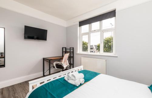 Bradley Stoke House | Dove Court Travel Lodge 4 - First Floor Ensuite