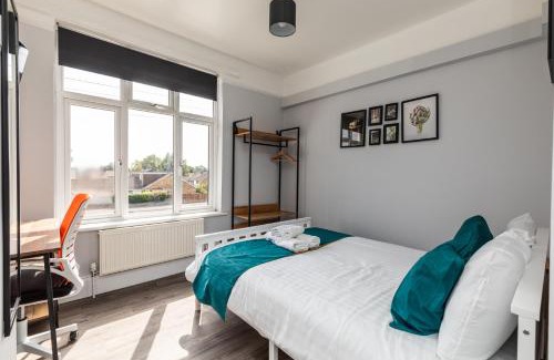 Bradley Stoke House | Dove Court Travel Lodge 3 - First Floor Ensuite