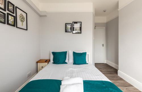 Bradley Stoke House | Dove Court Travel Lodge 3 - First Floor Ensuite