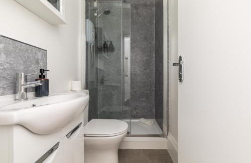 Bradley Stoke House | Dove Court Travel Lodge 3 - First Floor Ensuite