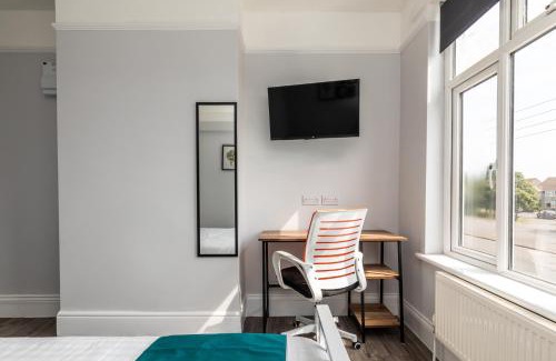 Bradley Stoke House | Dove Court Travel Lodge 3 - First Floor Ensuite
