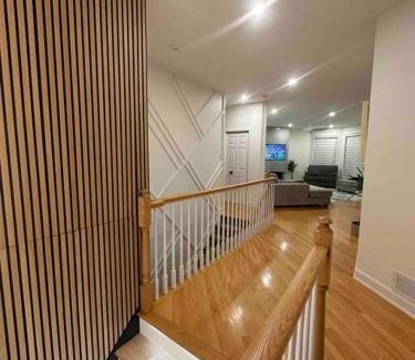 Ottawa Division House | Lake House 8 Min from Airport sleeps 13