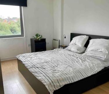 Greenwich Apartment | Modern 1-Bed Apt with Gym and Pool, next to metro