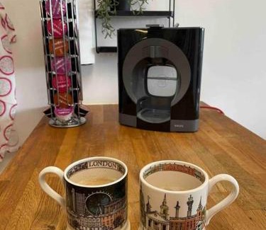 Greenwich Apartment | Modern 1-Bed Apt with Gym and Pool, next to metro