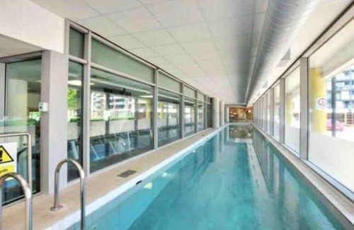 Greenwich Apartment | Modern 1-Bed Apt with Gym and Pool, next to metro