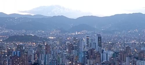 Villa Hermosa Apartment | Comodo apartamento en Medellín con una vista maravillosa de la ciudad