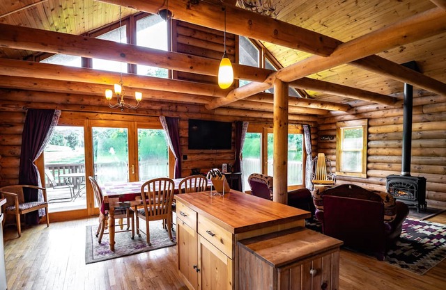 The Rustic Lodge, Romantic, Secluded on Stream in the Driftless- Hot Tub