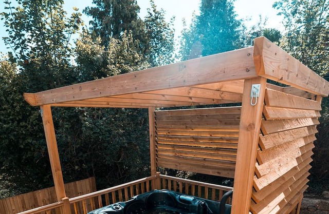 Luxury Renovated Bungalow with Hot Tub