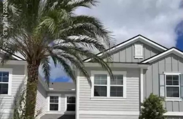 Beautiful 3 bedroom in resort style community with year-round pool!!!