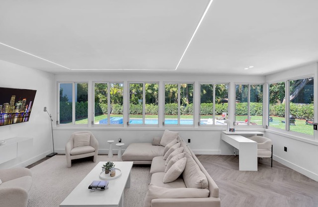 Villa Nouveau Le Blanc luxury 5BD 5BA Jacuzzi