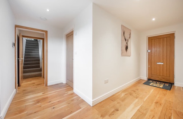 2 Bed House with Gated Driveway