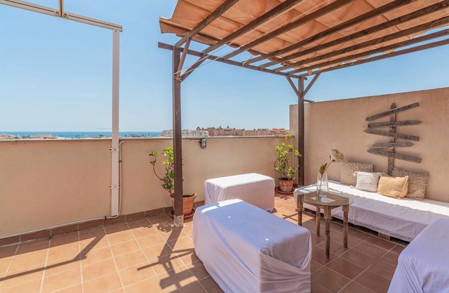 With a beautiful view from the roof terrace over Roquetas De Mar welcomes you this pleasant vacation