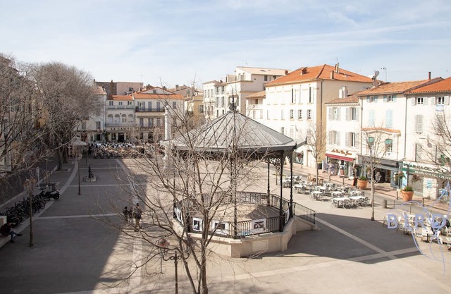 Beautiful apartment Place Nationale in Antibes old town