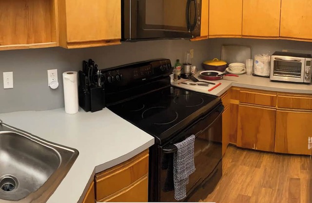 1 Bed/1 Bath condo, W/D in unit, pets welcome!