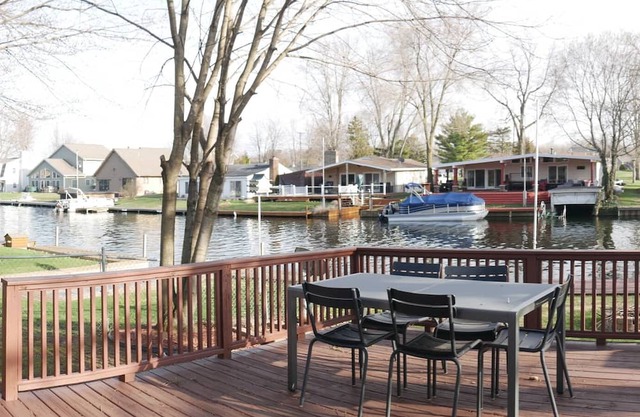 Cozy Canal Cottage directly on Gun Lake