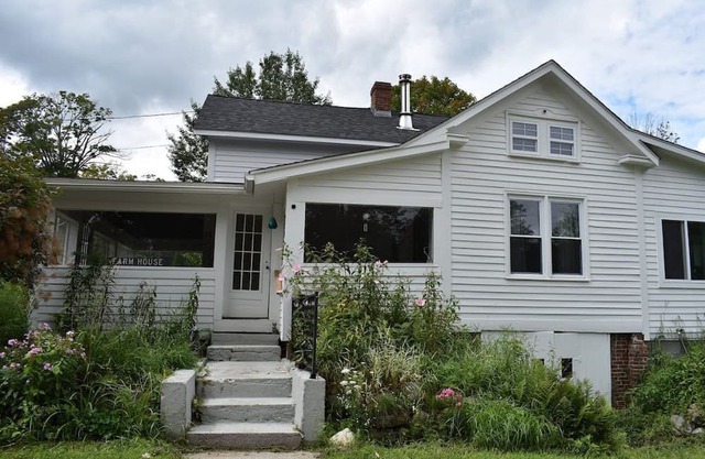 The Farm House, With a hot Tub!