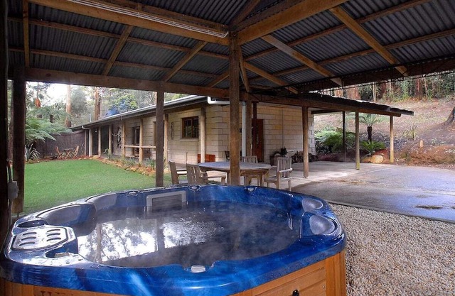 Jacuzzi in 7 Acre Rain Forest Paradise